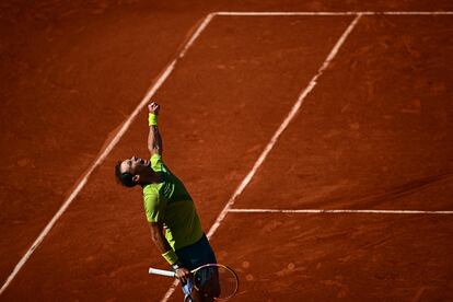 Rafael Nadal celebra la victoria ante el tenista Botic Van De Zandschulp, en el torneo de Roland Garros, el 27 de mayo de 2022. 