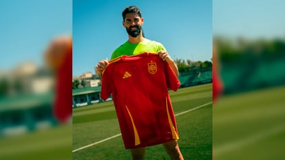 El futbolista Isco Alarcón posa con una camiseta de la selección española de fútbol tras el anuncio de su convocatoria, este lunes, en Sevilla. Imagen cedida por el Real Betis Balompié.