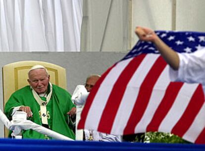 Un peregrino despliega una bandera de EE UU en presencia del Papa, en Frosinone, cerca de Roma.