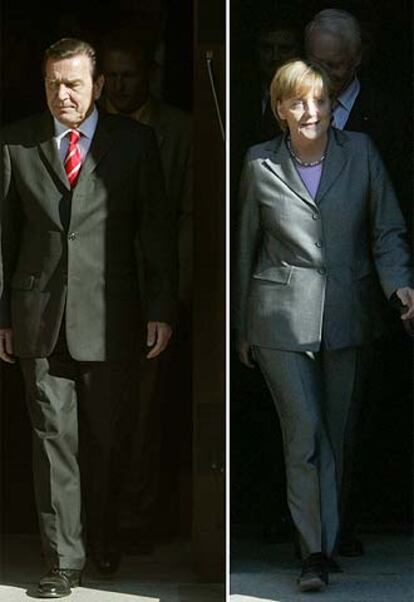 Gerhard Schröder y Angela Merkel salen por separado tras su reunión de ayer en Berlín.