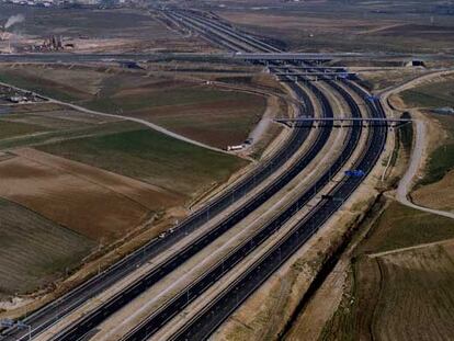Vista aérea de la autopista radial R-5 en las afueras de Madrid.
