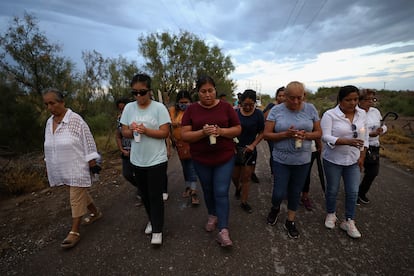 Un grupo de familiares y amigos de los mineros atrapados en la mina El Pinabete durante una caminata con veladoras al punto de acceso donde se realizan los trabajos de rescate en la localidad de Agujita, en el Estado de Coahuila, el 11 de agosto de 2022.