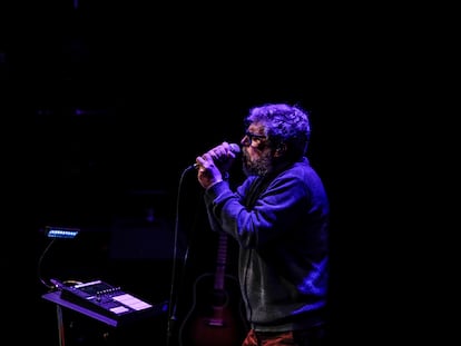 Iván Ferreiro interpreta un tema durante un encuentro con suscriptores de EL PAÍS en los Teatro Luchana, en Madrid.