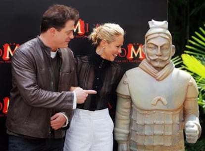 Brendan Fraser y María Bello bromean ante un guerrero de terracota en Madrid.