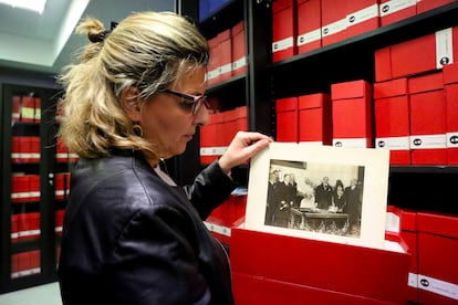 La responsable del Archivo Fundación Mediterráneo, Mamen Velasco, con una de las fotografías del legado de Arniches, el 21 de enero. 
