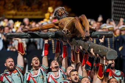 Procesión del Cristo de la Buena Muerte, en la plaza de Fray Alonso de Santo Tomás en Málaga, este Jueves Santo. 
