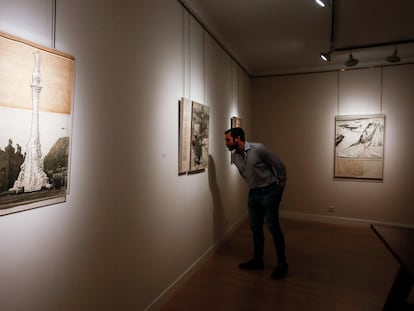 Un visitante observa uno de las obras expuestas en 'Christo & Jeanne-Claude 1960-1970', en la galería Guillermo de Osma.