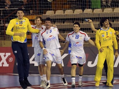 Los jugadores del Ademar celebran una victoria en Champions.