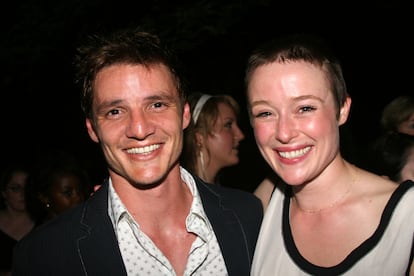 Un jovencísimo Pedro Pascal, sin su característico bigote, en una fiesta con la actriz Jennifer Ehle en Nueva York en 2006.