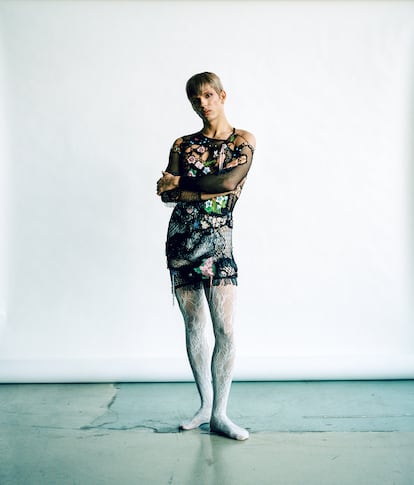 “No soy ‘queer’ por elección, sino porque me han dejado los restos”. Hudson lleva vestido LOU DE BETOLY y medias WOLFORD.