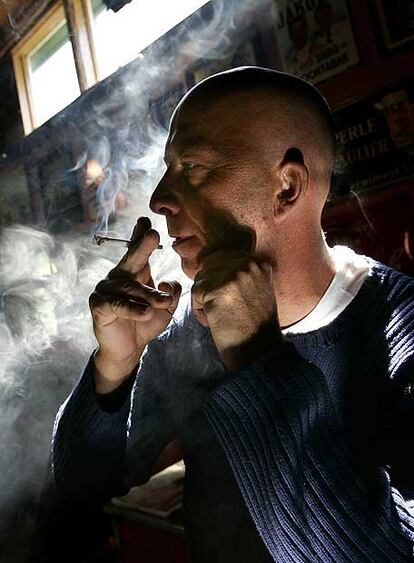 Un hombre fuma marihuana en un <i>coffeeshop</i> de Rotterdam.