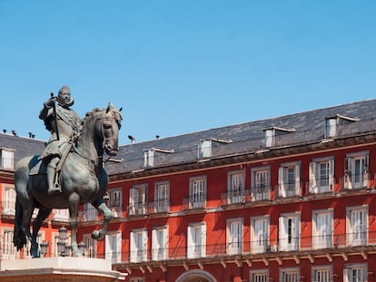 La escultura ecuestre de Felipe III, de Giambologna y Pietro Tacca, lleva desde 1848 en la Plaza Mayor de Madrid.