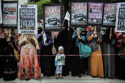 Activistas musulmanes de Malasia protestan contra la próxima visita del presidente de Estados Unidos, Barack Obama, frente a la Embajada de Estados Unidos en Kuala Lumpur (Malasia).