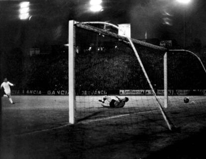 El jugador del Real Madrid Serena marca el segundo gol del partido ante el Partizán de Belgrado en la final de la Copa de Europa de 1966.