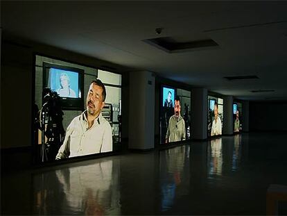 Imagen de la instalación 'El retorno de lo real', de Phil Collins, en la Sala Rekalde.