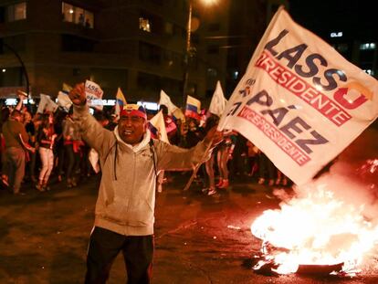 Simpatizantes del candidato opositor Guillermo Lasso protestan en Quito.