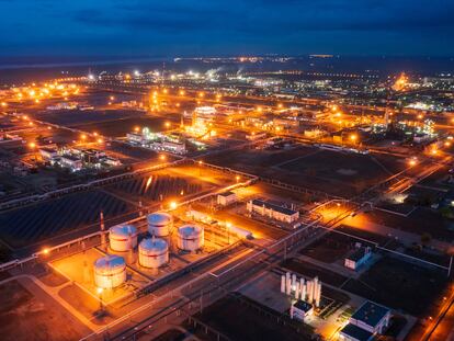 Vista aérea de una refinería de Lukoil, en Volgogrado (Rusia).