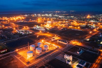 Vista aérea de una refinería de Lukoil, en Volgogrado (Rusia).