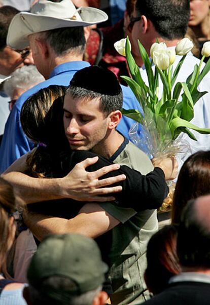El hermano de una víctima del atentado de Tel Aviv recibe consuelo durante el funeral.