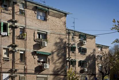 Calle Azcoitia. Hito de la vivienda pública de los sesenta creado por un grupo de arquitectos entre los que se cuentan Eduardo Mangada o Saénz de Oiza. El conjunto se cerraba sobre sí mismo como un caracol o un antiguo poblado.