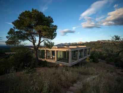 La primera casa para el proyecto de Solo Houses fue diseñada por el dúo chileno Mauricio Pezo y Sofía von Ellrichshausen.