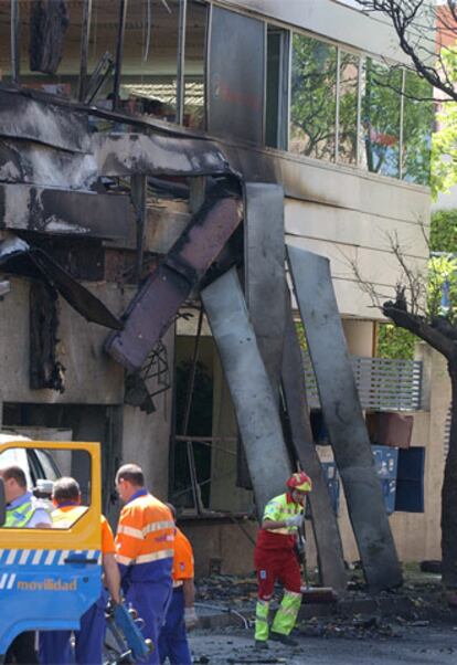 La explosión de la bomba ha causado múltiples destrozos en los edificios colindantes.