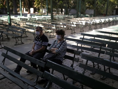 Un hombre y una mujer en un santuario al aire libre en Santiago de Chile, el viernes.