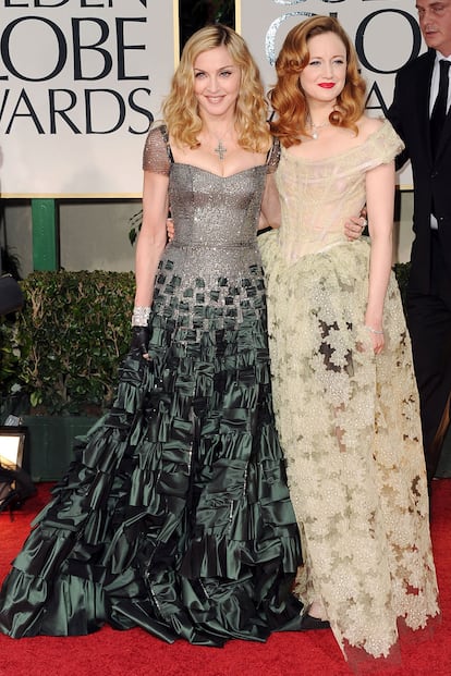 Maddona de Reem Acra, como ya es habitual con mitones, y Andrea Riseborough de Vivienne Westwodd. 