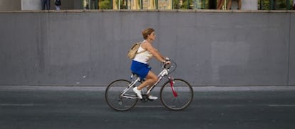 Una usuaria pasea por el carril bici de Sevilla.