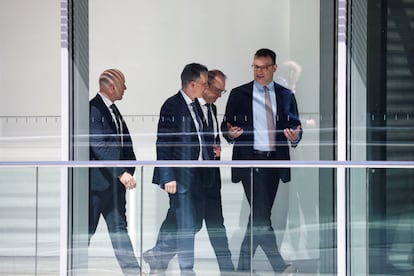 From the right, the leader of the Bundestag parliamentary group of the CDU, Jens Spahn; the leader of the Bundestag parliamentary group of the CSU, Alexander Hoffmann; the first parliamentary secretary of the Parliamentary Group of the CDU, Thorsten Frei; and the leader of the Bundestag parliamentary group of the CSU, Alexander Dobrindt, after not getting ahead.