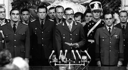 Jorge Rafael Videla (ao centro) presta juramento como presidente da Argentina em 1976.