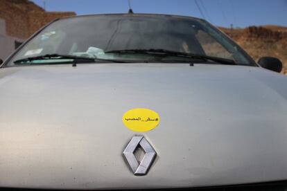 Un adhesivo de la campaña para el fin de los vertidos adorna el coche de Slah Rhayem, presidente de Dar el-Jamaiah.