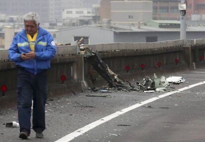 Por razones que aún se desconocen, ha chocado contra el puente elevado de una carretera antes de precipitarse sobre el río.