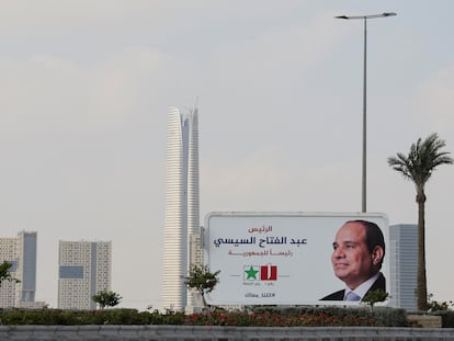 Un cartel electoral de la candidatura del presidente de Egipto, Abdelfatá al Sisi, unos 45 kilómetros al este de El Cairo.
