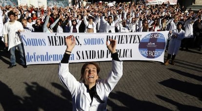 Manifestaci&oacute;n en el hospital La Paz (Madrid) contra la privatizaci&oacute;n, en noviembre de 2012.