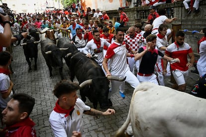 Un grupo de mozos corren junto a los astados de la ganadería de Miura, este lunes durante el octavo encierro.