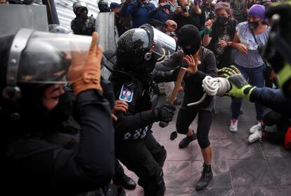 Colectivo feminista y oficiales de policía en México