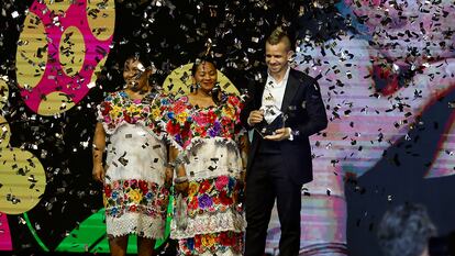 El chef español Dabiz Muñoz (d) recibe el premio al mejor cocinero del mundo en la ciudad de Mérida (México)