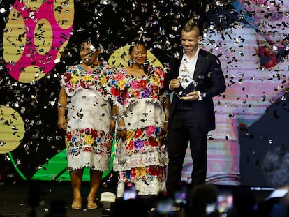 El chef español Dabiz Muñoz (d) recibe el premio al mejor cocinero del mundo en la ciudad de Mérida (México)