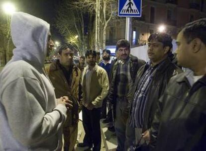 Los compañeros de los trabajadores paquistaníes fallecidos el pasado martes, junto a la obra.