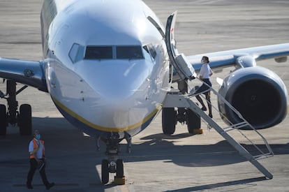 Un avión en el aeropuerto Seve Ballesteros de Santander.