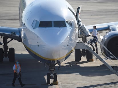 Un avión en el aeropuerto Seve Ballesteros de Santander.