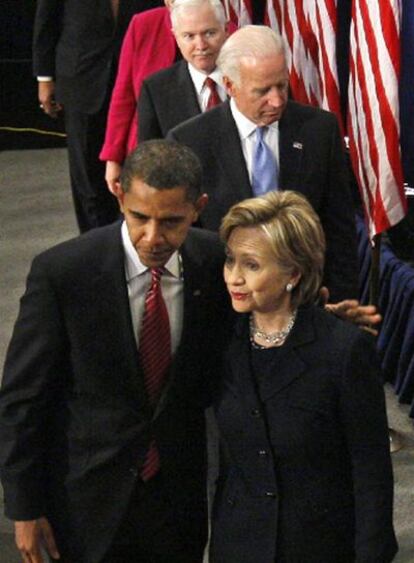 Barack Obama y Hillary Clinton, ayer en Chicago.