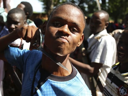 Un joven sujeta un machete en posición amenazante en República Centroafricana.