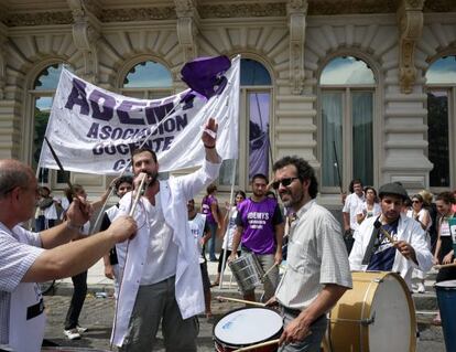  Docentes realizan una manifestaci&oacute;n frente al Ministerio de Educaci&oacute;n de Argentina hoy en Buenos Aires.