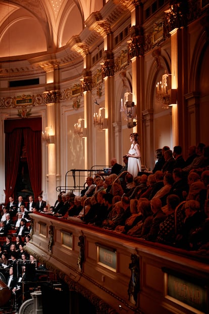 La soprano Miriam Kutrowatz canta el personaje de la Mater Gloriosa en la segunda parte de la Octava Sinfonía de Mahler desde la galería del Real Concertgebouw de Ámsterdam.