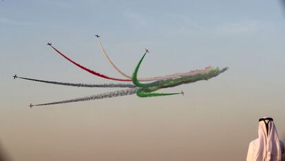 La patrulla acrobática Al-Fursan participa en el Dubai Airshow, en Dubai (Emiratos Árabes Unidos).