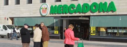 Varios clientes a la puerta de una tienda de Mercadona.