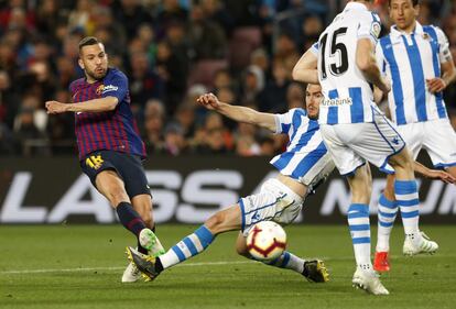 Jordi Alba marca el segundo gol del Barça, ante La Real.