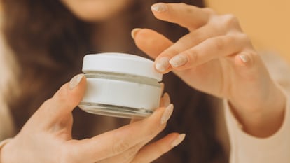 Artículo de EL PAÍS Escaparate sobre los beneficios del aceite de camelia para el pelo.